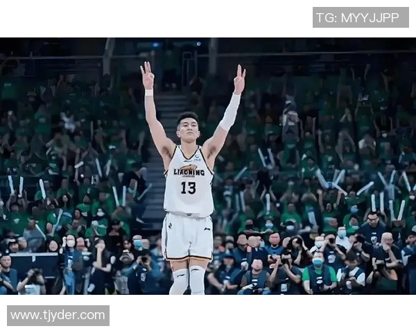 足球明星跨界挑战篮球赛场展现运动天赋与激情